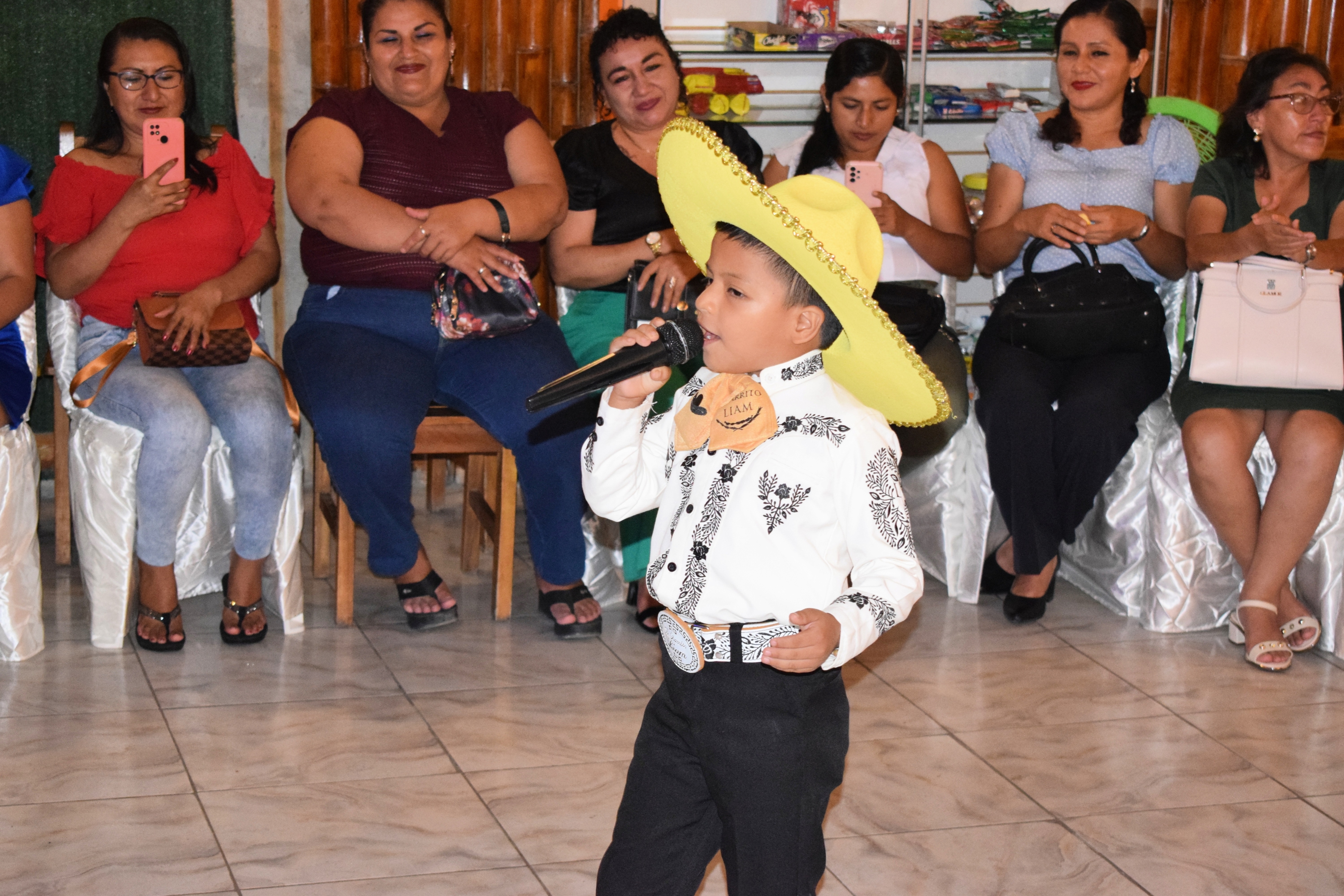 UGEL Bagua rinde homenaje a los padres de la institución con emotivo compartir
