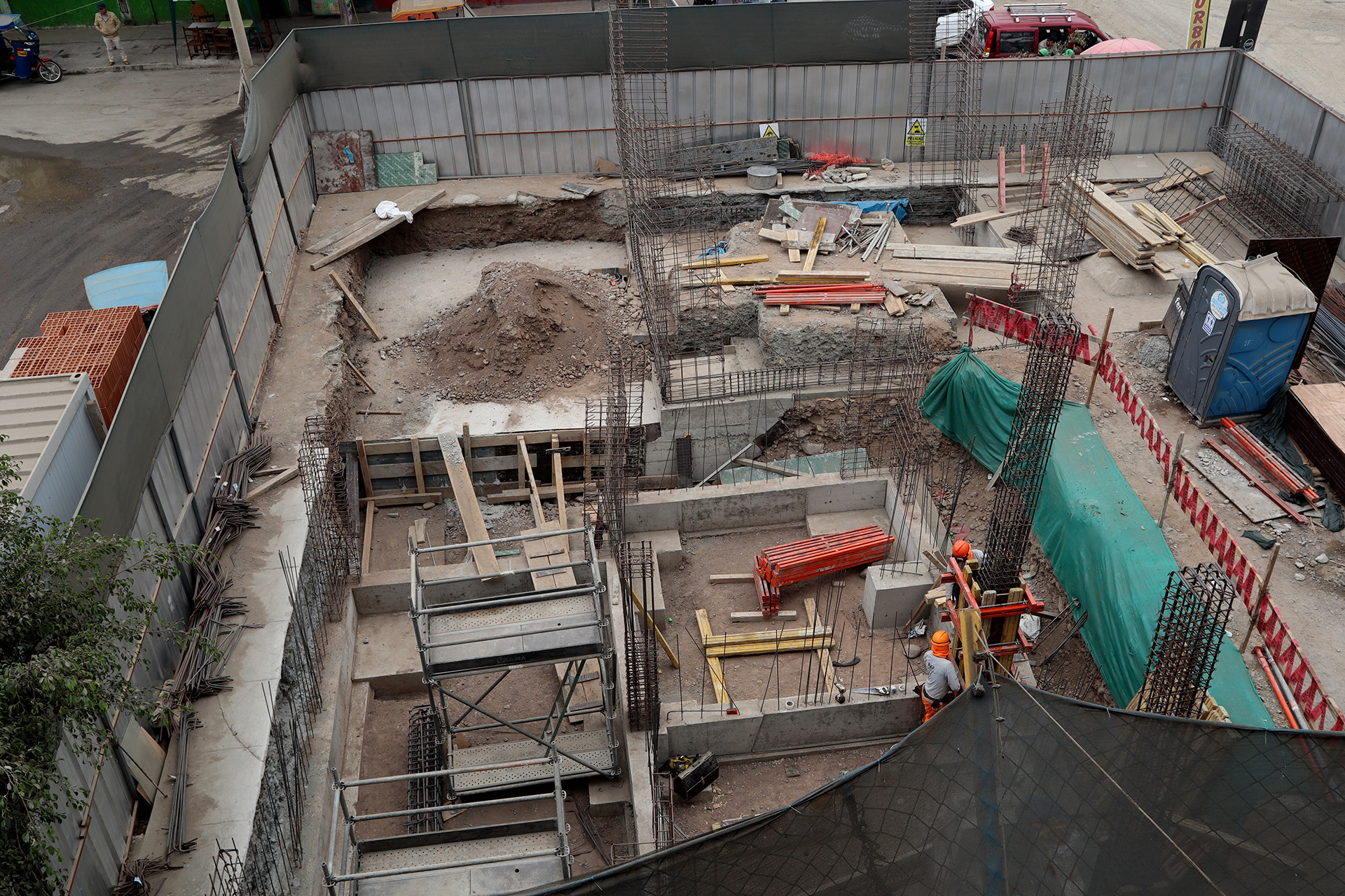 Encofrado de columnas de la sub estación eléctrica.