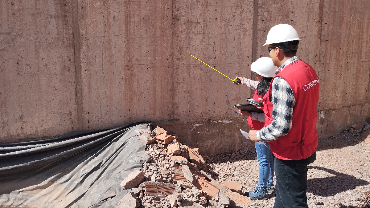 Puno.– La Contraloría General de la República - CGR identificó deficiencias técnicas en la obra mejoramiento de la vía de salida desde Arequipa a Puno, ubicada en Juliaca, ejecutada por la Municipalidad Provincial de San Román bajo administración directa. El proyecto, inicialmente aprobado en 2020 por S/ 13.2 millones, alcanzó un presupuesto final de S/ 18.1 millones tras varias ampliaciones de plazo y costos, además de un expediente técnico de saldo de obra por S/ 787,089, ejecutado en el 2024.