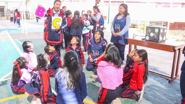 Jugar no solo es cosa de niños, es parte de crecer felices y sanos,  por ello desde la Municipalidad de Paucarpata impulsamos este día para el desarrollo físico,  mental y emocional de nuestros niños.
Revaloramos esta fecha en una jornada llena de alegría, donde nuestros niños participaron de distintas actividades lúdicas que permiten fortalecer sus habilidades blandas, recalcando que el juego no solo entretiene, también educa y fortalece vínculos para un desarrollo integral.
Desde la comuna distrital reafirmamos nuestro compromiso con la educación y la niñez, propiciando espacios de sano esparcimiento.
#DíaDelJuego  
#MunicipalidadDePaucarpata 
#DesarrolloIntegral
#Paucarpataeseducación 
#comprometidosconlaeducación 
#Paucarpata 
#MunicipalidadDePaucarpata