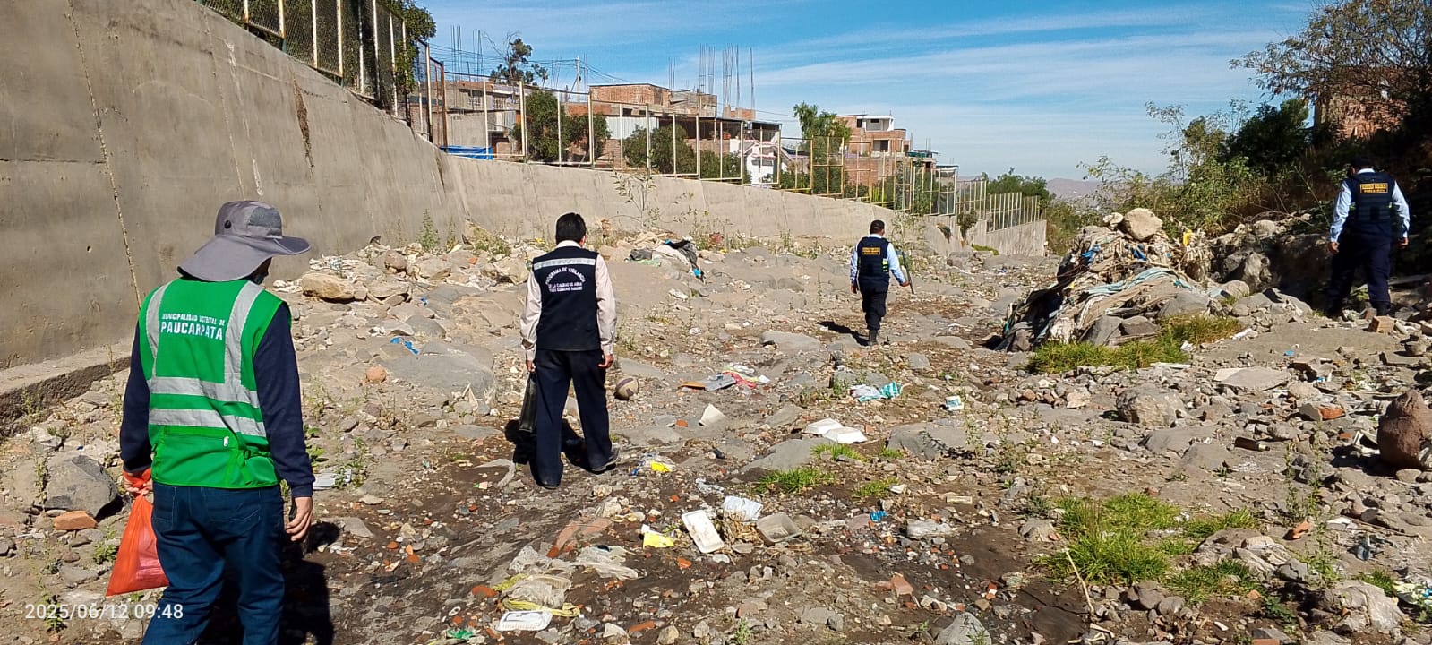 Reforzando nuestro compromiso con la salud pública, la Municipalidad de Paucarpata, realiza vigilancia para identificar casos de Rabia canina en diferentes puntos del distrito, en ésta oportunidad se trabajó en la primera torrentera  colindante con la comuna de Mariano Melgar.
Se viene intensificando la labor de fiscalización desde la Subgerencia de Gestión Ambiental de la Municipalidad, en coordinación con el Centro de Salud del 15 de Agosto en representación del Ministerio de Salud, para el control y seguimiento de la rabia canina.
Esta jornada consta de la identificación temprana de los casos sospechosos de rabia canina en las zonas descampadas donde se registraron jauría de canes y búsqueda de canes muertos por rabia, para prevenir su propagación.
¡Recuerda, vecino que la detección temprana es clave!
 #MunicipalidadDePaucarpata #VigilanciaSanitaria #rabiacanina #fiscalizacion #GestionConResultados #VigilanciaSanitaria  