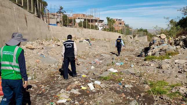 Reforzando nuestro compromiso con la salud pública, la Municipalidad de Paucarpata, realiza vigilancia para identificar casos de Rabia canina en diferentes puntos del distrito, en ésta oportunidad se trabajó en la primera torrentera  colindante con la comuna de Mariano Melgar.
Se viene intensificando la labor de fiscalización desde la Subgerencia de Gestión Ambiental de la Municipalidad, en coordinación con el Centro de Salud del 15 de Agosto en representación del Ministerio de Salud, para el control y seguimiento de la rabia canina.
Esta jornada consta de la identificación temprana de los casos sospechosos de rabia canina en las zonas descampadas donde se registraron jauría de canes y búsqueda de canes muertos por rabia, para prevenir su propagación.
¡Recuerda, vecino que la detección temprana es clave!
 #MunicipalidadDePaucarpata #VigilanciaSanitaria #rabiacanina #fiscalizacion #GestionConResultados #VigilanciaSanitaria  