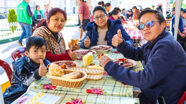 La Municipalidad de Paucarpata, celebró con éxito el Festival del Adobo  a lo Antaño, con la especial participación de la Asociación de Adoberas de Paucarpata, fue una fiesta llena de identidad y tradición.
Con este festival reafirmamos nuestro compromiso de seguir promoviendo la riqueza gastronómica de nuestra ciudad, impulsando este tradicional plato insignia de nuestra gastronomía arequipeña.
#PaucarpataEstaDeFiesta  
#MunicipalidadDePaucarpata 
#UnidosPorLaCultura 
#Paucarpata 
#OrgulloDeNuestraTierra 
#Adobo