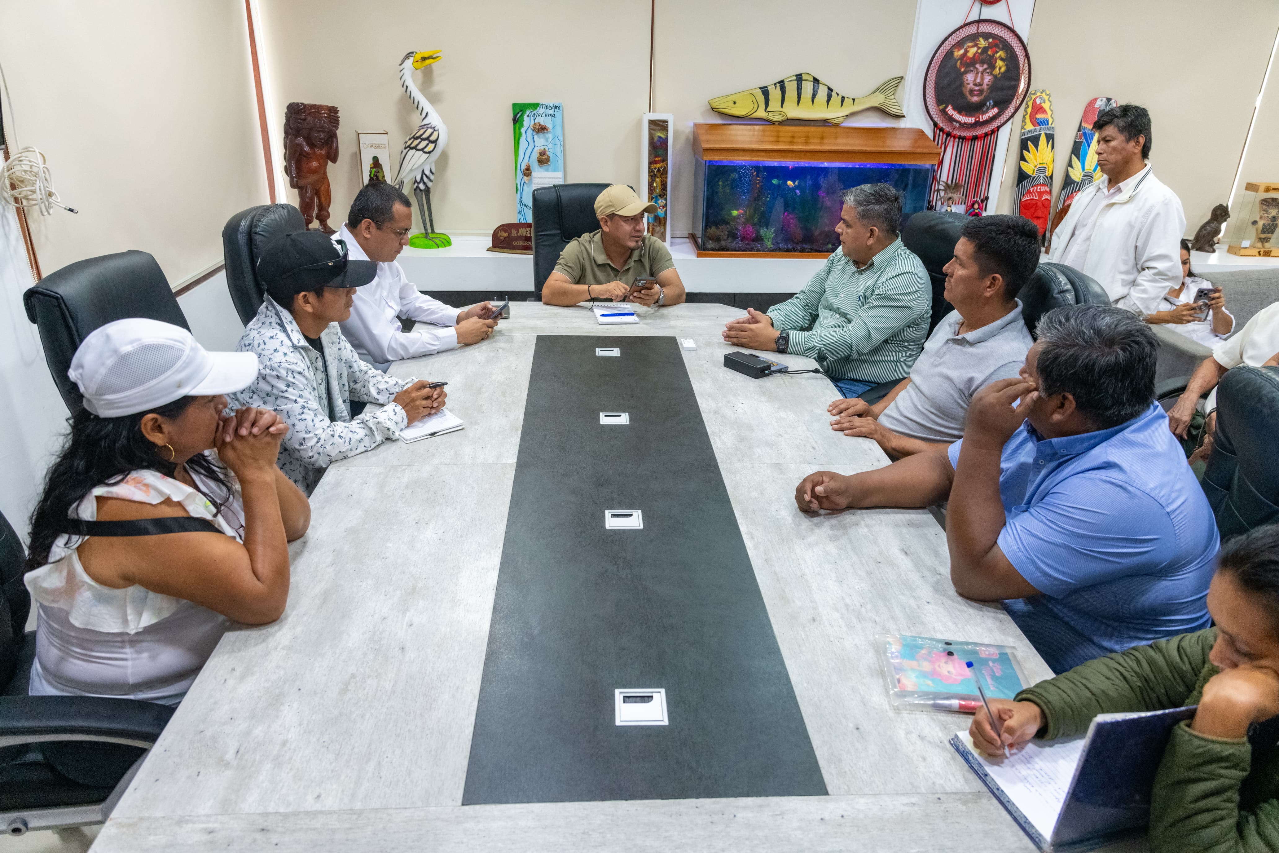 Gobernador regional sostiene importante reunión con alcalde y dirigentes de Punchana.