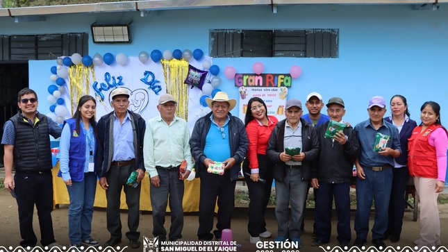 Adultos mayores celebran el Día del Padre