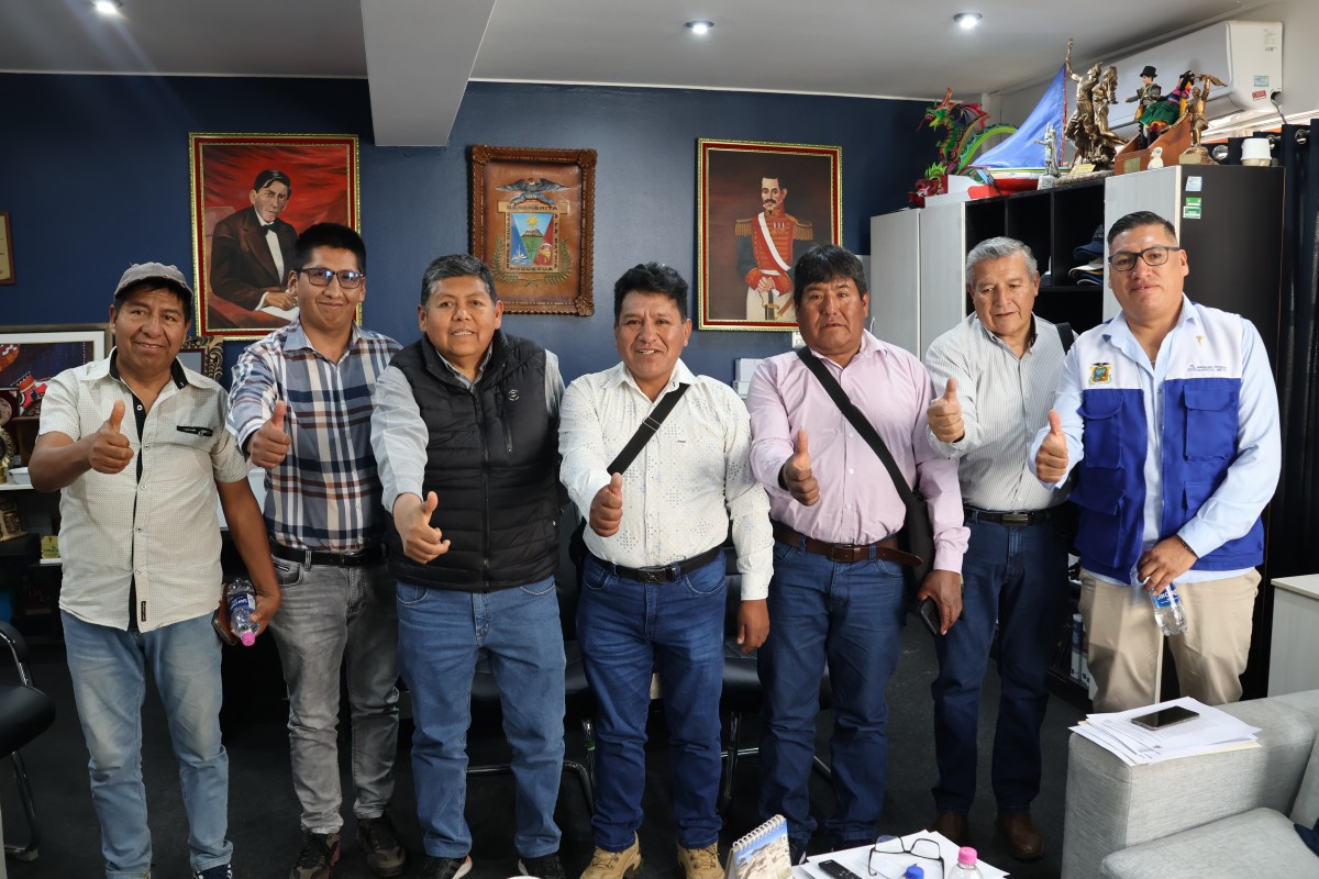 El alcalde provincial de Mariscal Nieto, CPC. John Larry Coayla, sostuvo una reunión de coordinación con el alcalde distrital de San Cristóbal Calacoa, Ing. Claudio Vizcarra, y el alcalde del Centro Poblado de San Cristóbal, con el objetivo de articular esfuerzos para la ejecución de importantes proyectos en beneficio de la población del distrito.