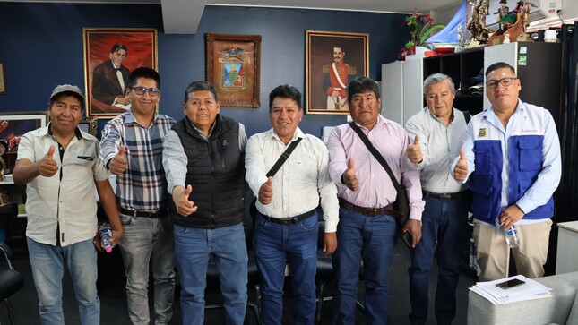 El alcalde provincial de Mariscal Nieto, CPC. John Larry Coayla, sostuvo una reunión de coordinación con el alcalde distrital de San Cristóbal Calacoa, Ing. Claudio Vizcarra, y el alcalde del Centro Poblado de San Cristóbal, con el objetivo de articular esfuerzos para la ejecución de importantes proyectos en beneficio de la población del distrito.