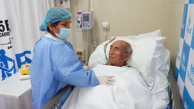 Hospital Almenara de EsSalud marca un hito nacional al realizar siete implantes de válvula aórtica en una sola jornada