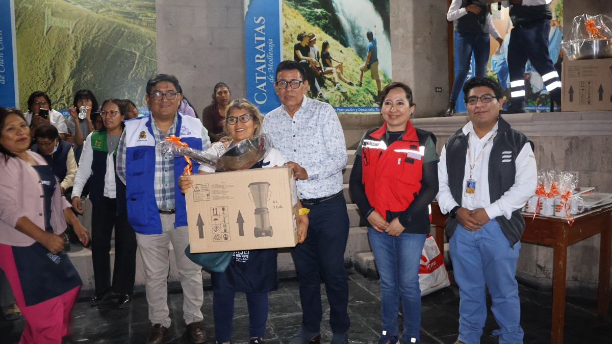 Con el firme compromiso de mejorar la alimentación familiar y combatir la anemia infantil, la Municipalidad Provincial Mariscal Nieto, a través del Programa de Complementación Alimentaria, realizó el concurso gastronómico “Plato Rico, Nutritivo y Económico”, en coordinación con Anglo American y Newrest, desarrollado en el Anfiteatro del Centro Cultural Santo Domingo.