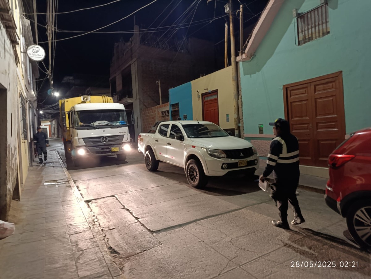 Este miércoles 28 de mayo, desde la 1:40 a.m., la Subgerencia de Transporte y Seguridad Vial, a través del área de Fiscalización y con el apoyo de sus inspectores de transporte, realizó un operativo inopinado que concluyó con la sanción a varios vehículos mal estacionados en la vía pública.
