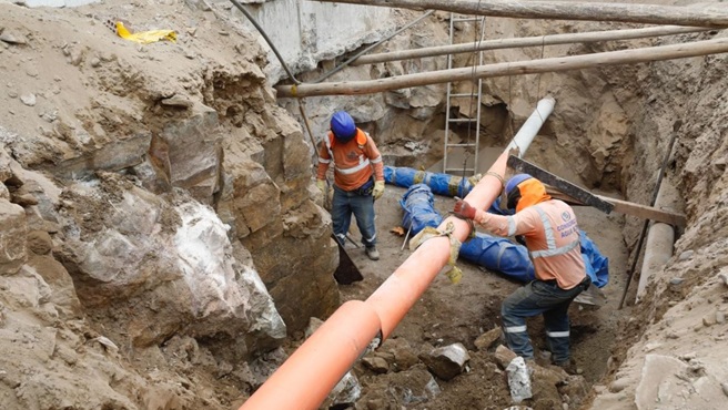 La Contraloría General de la República advirtió que el Programa Agua Segura para Lima y Callao (PASLC) otorgó la buena pro para la ejecución de un proyecto de mejoramiento y ampliación del sistema de agua potable y alcantarillado que beneficiará a más 286 644 habitantes en los distritos de San Antonio (Huarochirí) y Carabayllo, sin modificar el presupuesto del Plan de Seguridad y Salud en el Trabajo incluido en el expediente técnico, lo que genera el riesgo de controversias y atrasos en la ejecución de la obra.