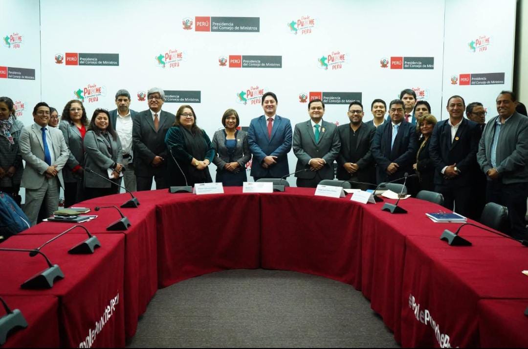 asistentes a la reunión en la PCM
