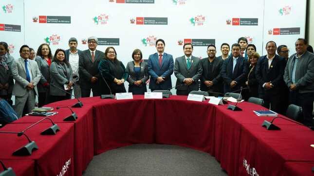 asistentes a la reunión en la PCM