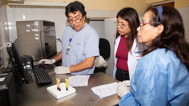 Minsa: Hospital Víctor Larco Herrera puso en funcionamiento moderno laboratorio de bioquímica automatizado