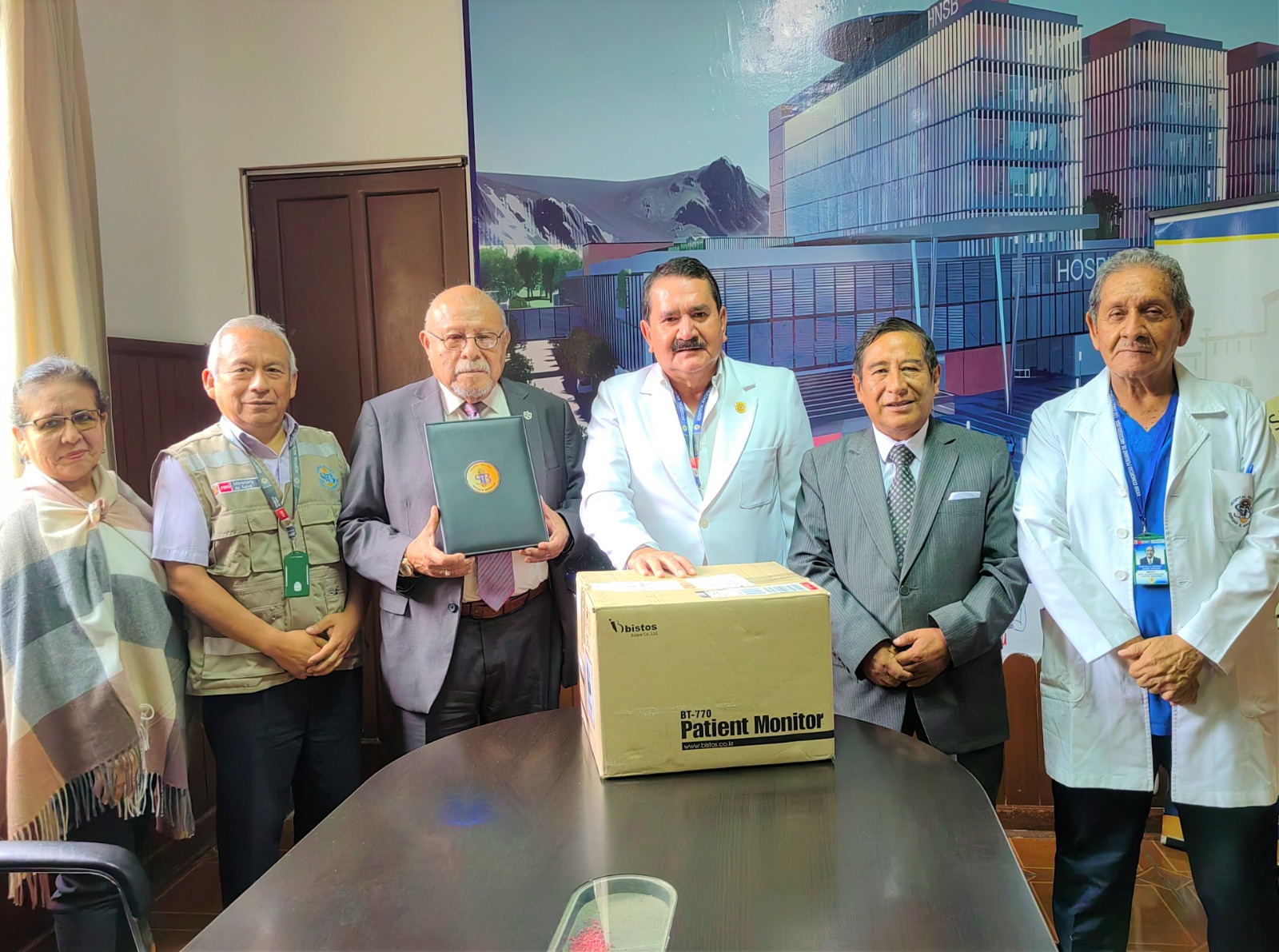 donación de ocho monitores de signos vitales de la Universidad San Martín de Porres