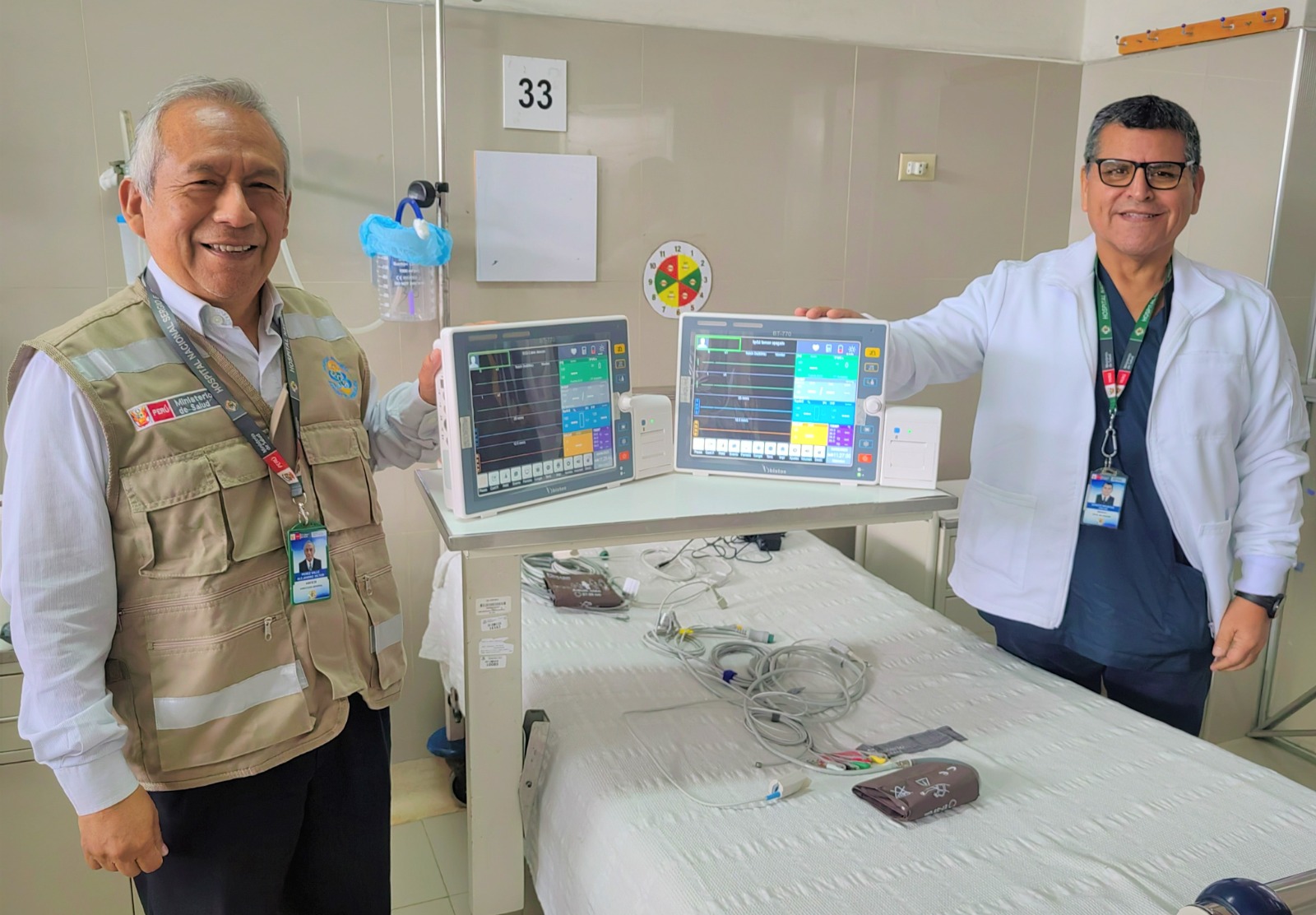 donación de ocho monitores de signos vitales de la Universidad San Martín de Porres