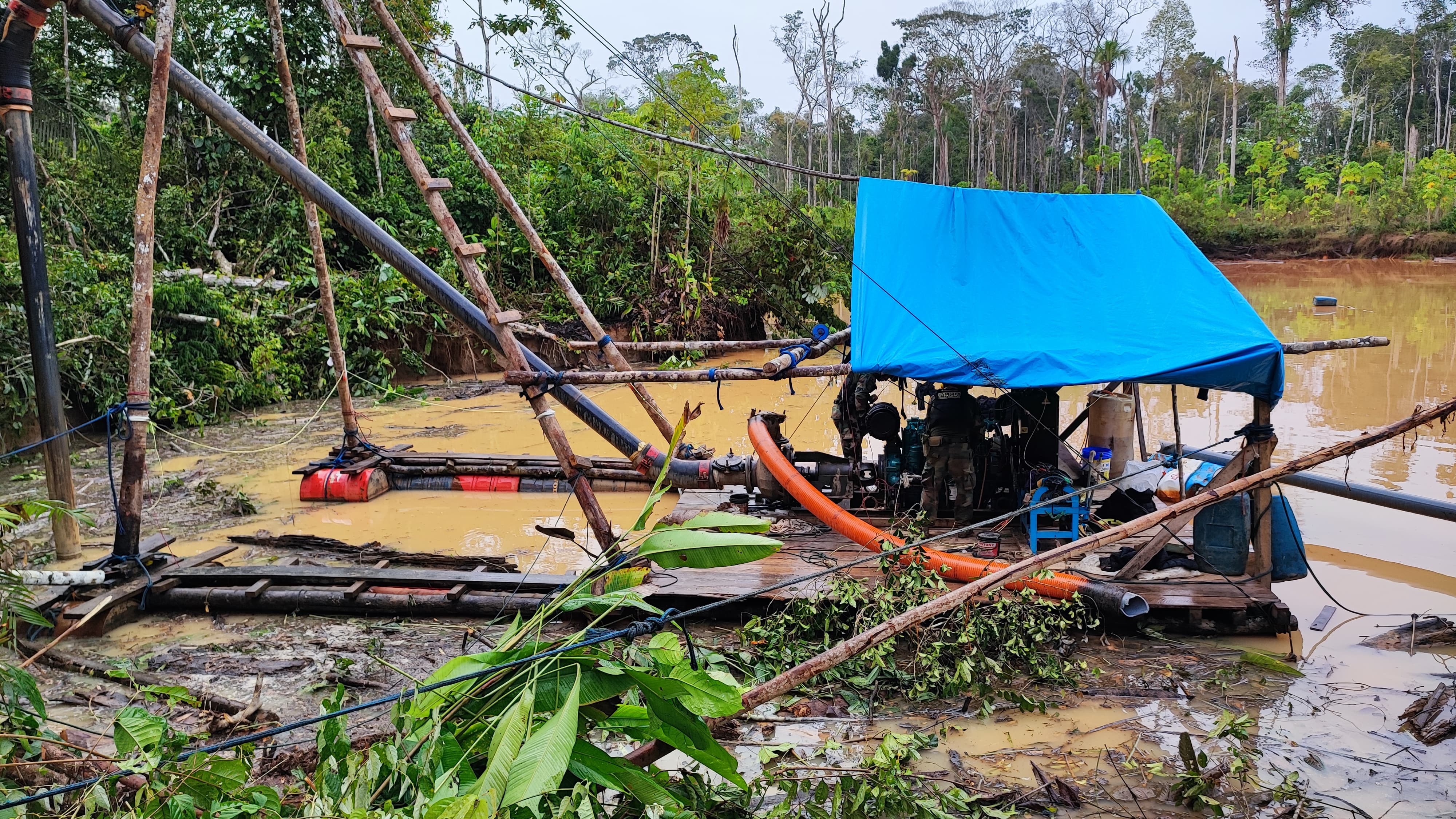FEMA Madre de Dios logra destrucción de bienes e insumos de la minería ilegal en Reserva Nacional Tambopata.