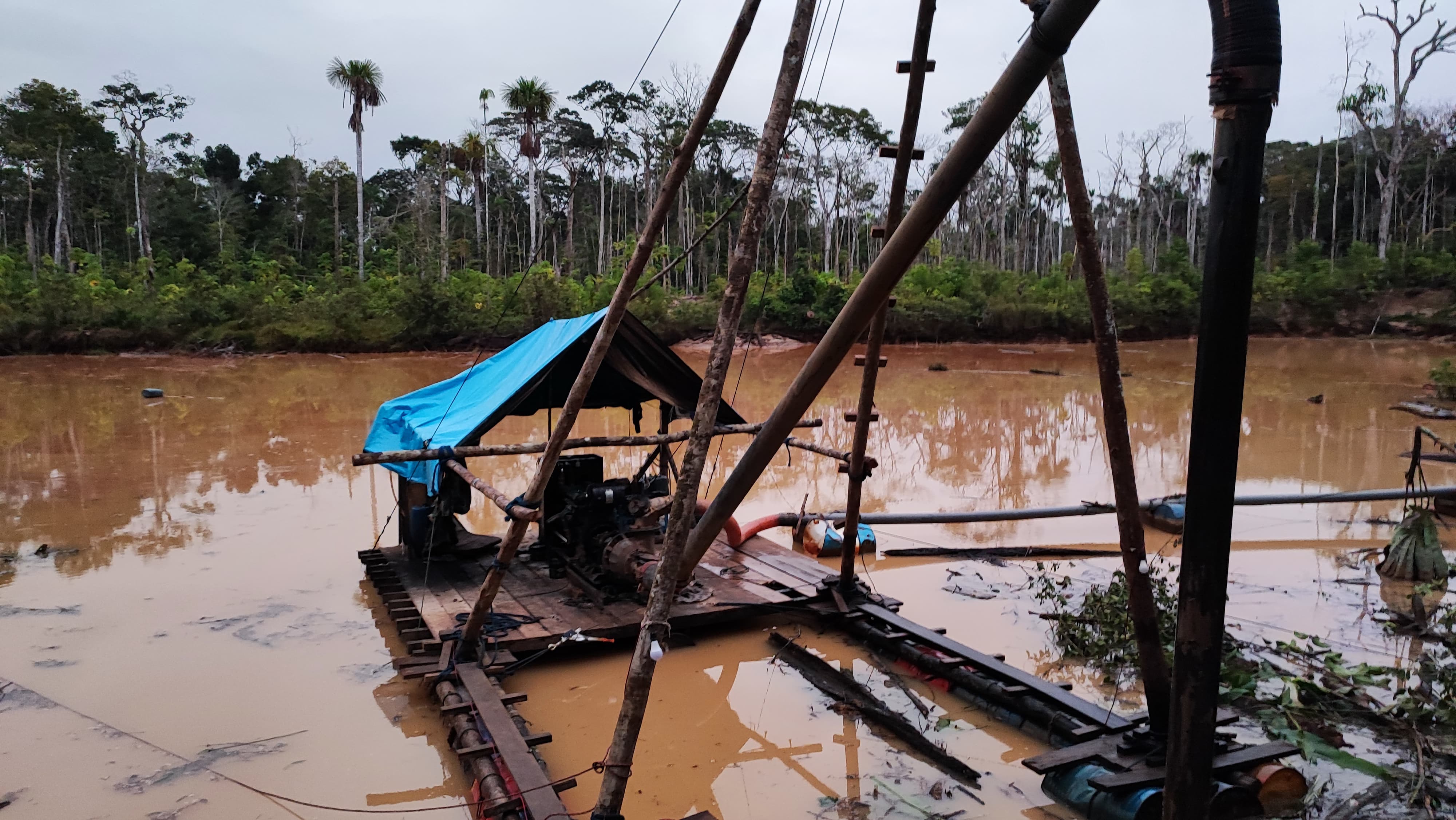 FEMA Madre de Dios logra destrucción de bienes e insumos de la minería ilegal en Reserva Nacional Tambopata.