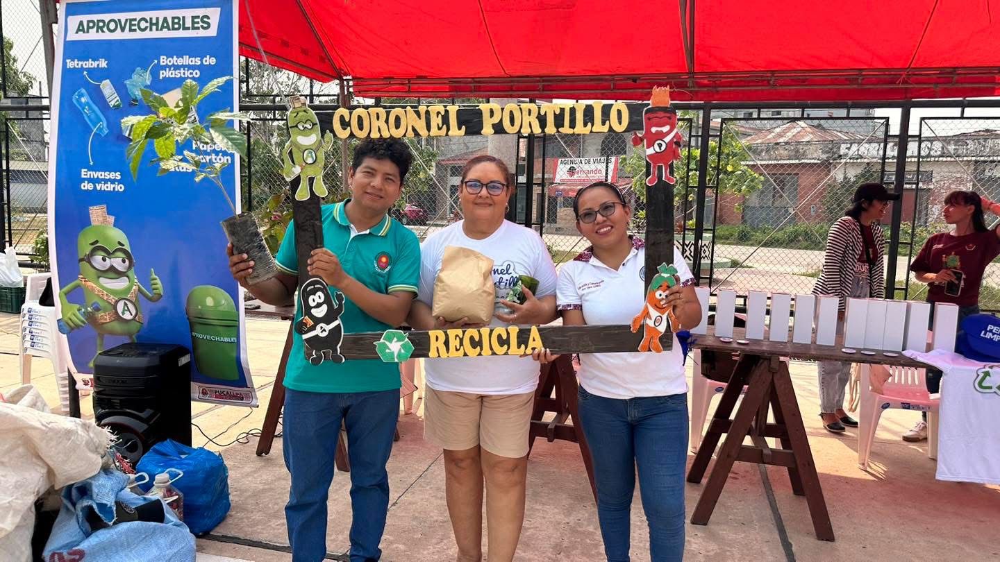 Alessandra Mathios, coordinadora del programa Comunicación y Educación para la Gestión Integral de Residuos Sólidos (derecha) durante ferias y ecocanjes.