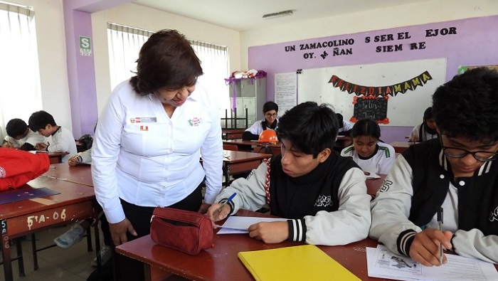 Directora de Juntos conversa con alumnos