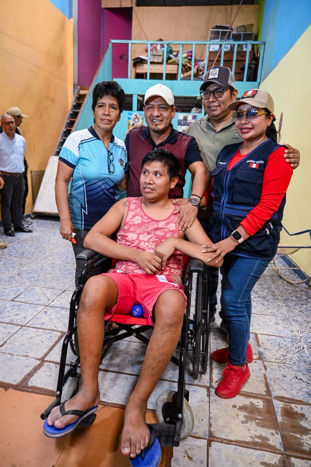 Gore Loreto realizó la entrega de silla de ruedas a joven de 26 años con hemiplejia.