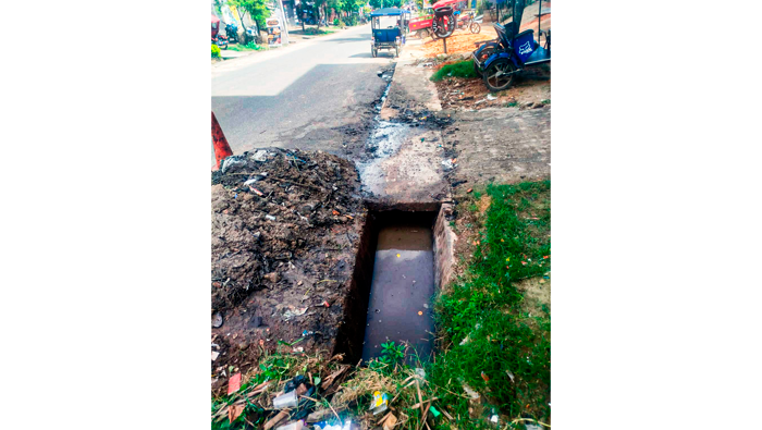 Trabajos de descolmatación de cunetas en la ciudad de Tarapoto. 