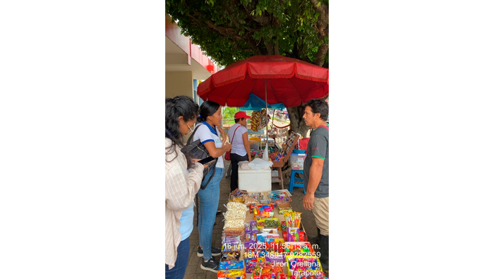 SensibilizaciΓ³n al comercio ambulatorio en los exteriores del colegio JimΓ©nez Pimentel.