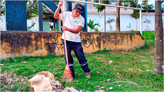 Trabajos de desmalezado y deshierbe en el parque AndrΓ©s Mariscal CΓ‘ceres.