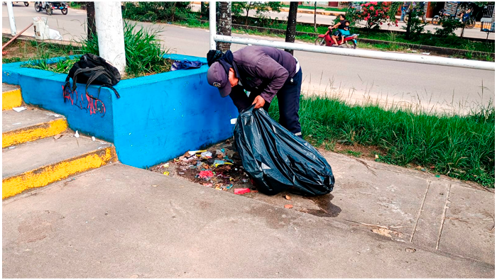 Trabajos de desmalezado y deshierbe en el parque AndrΓ©s Mariscal CΓ‘ceres.