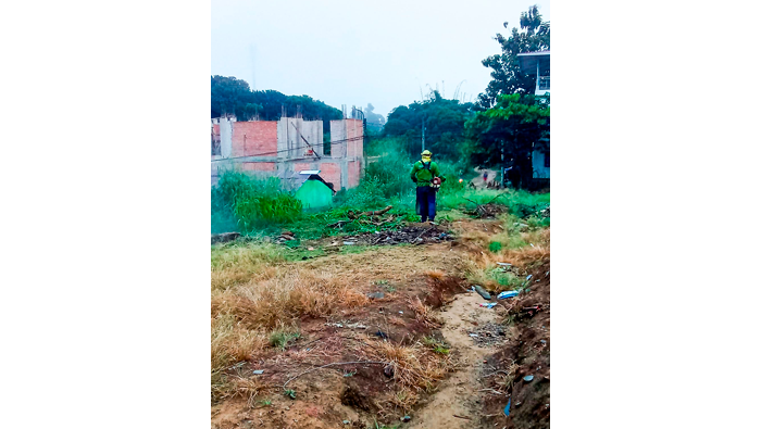 Trabajos de desmalezado y deshierbe en el terreno municipal Psje. Las Flores - Loma de San Pedro.