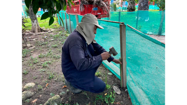 Trabajos de limpieza y reparación en el parque Suchiche. 