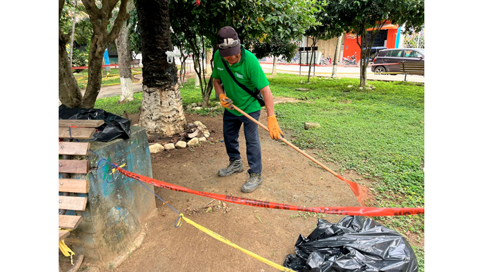 Trabajos de limpieza y reparaci贸n en el parque Suchiche.