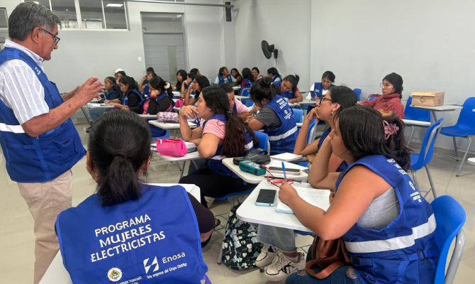 Avanza formación de mujeres electricistas de escasos recursos económicos pertenecientes al distrito de Veintiséis de Octubre