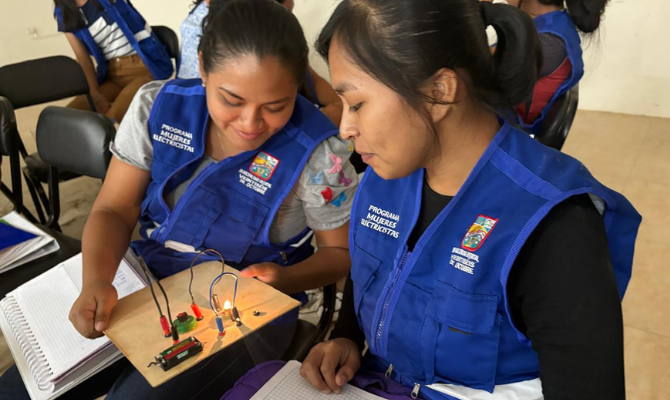 Avanza formación de mujeres electricistas de escasos recursos económicos pertenecientes al distrito de Veintiséis de Octubre