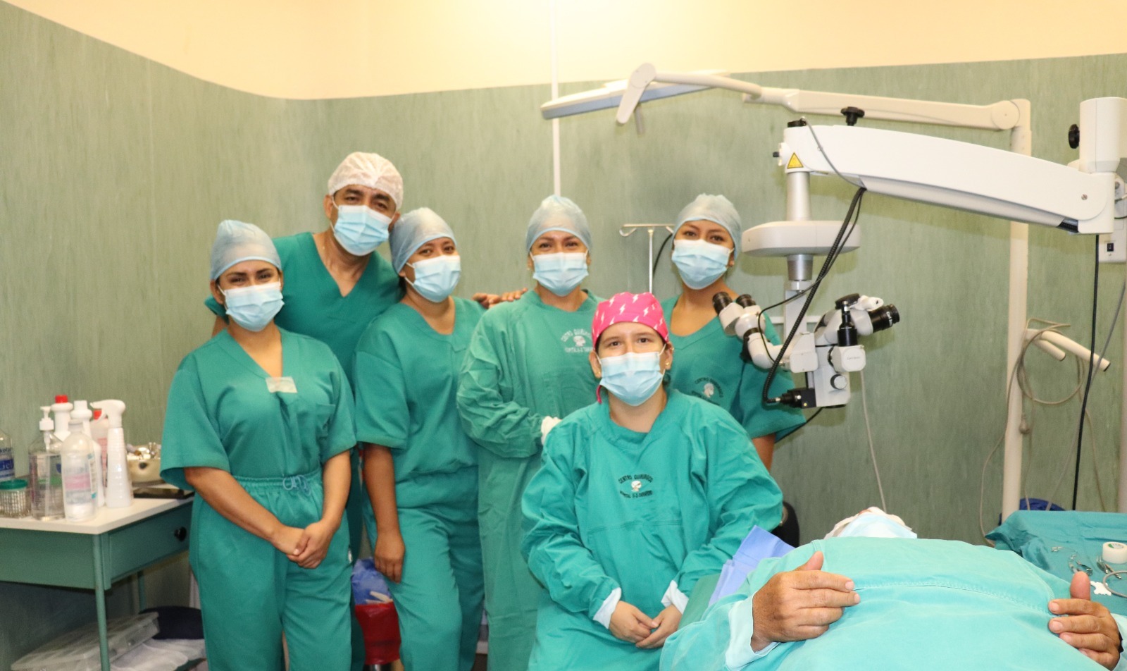 Las intervenciones se realizan con médicos oftalmólogos altamente capacitados que emplean procedimientos avanzados.