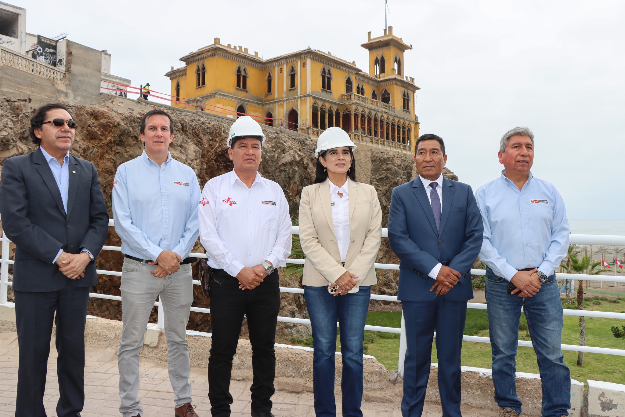Ministra tomándose foto con el Alcalde al frente del Castillo.