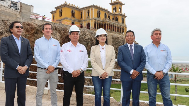 Ministra tomándose foto con el Alcalde al frente del Castillo.