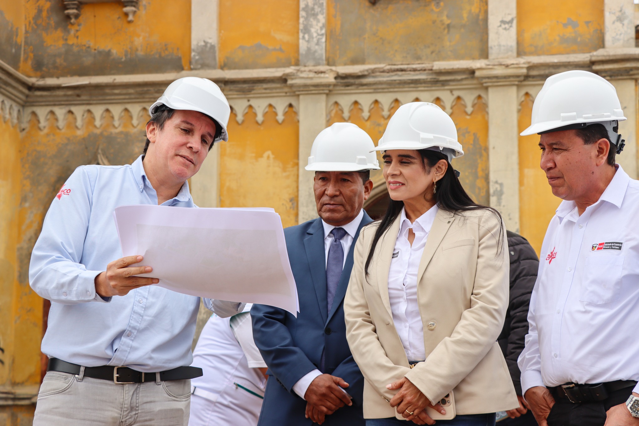 Ministra viendo los planos como quedaría el Castillo Forga.