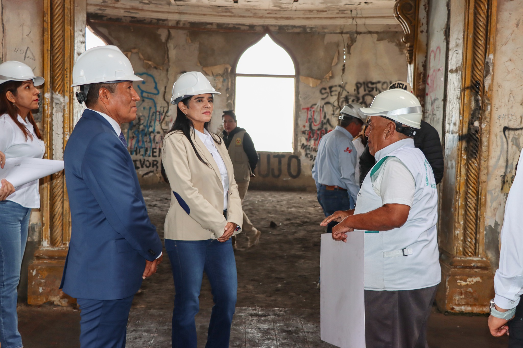 Ministra escuchando la historia del Castillo Forga.