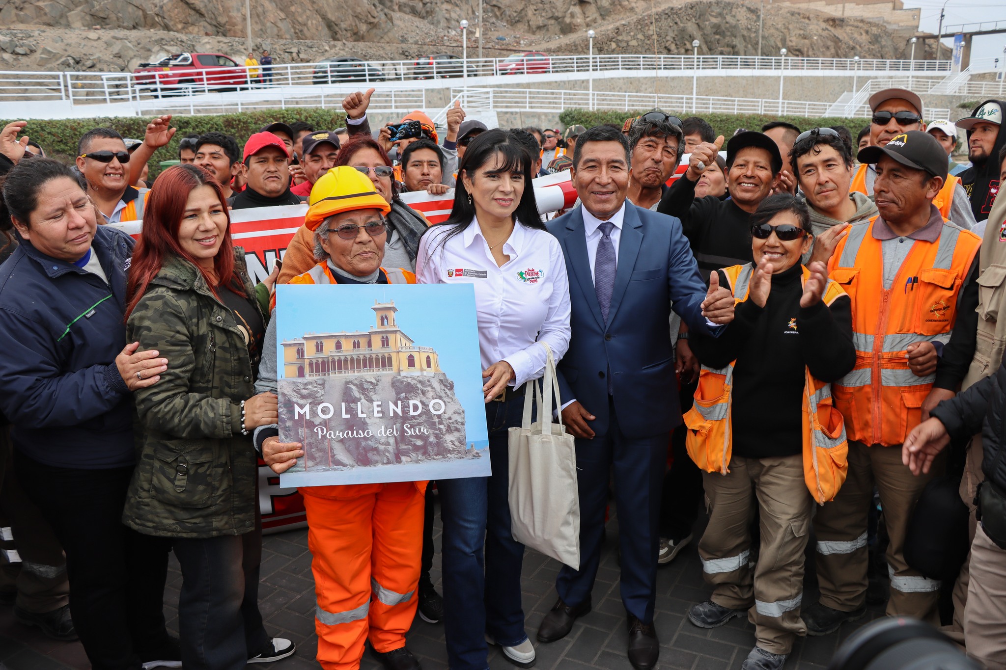 Ministra Úrsula tomándose foto con el pueblo Mollendino.