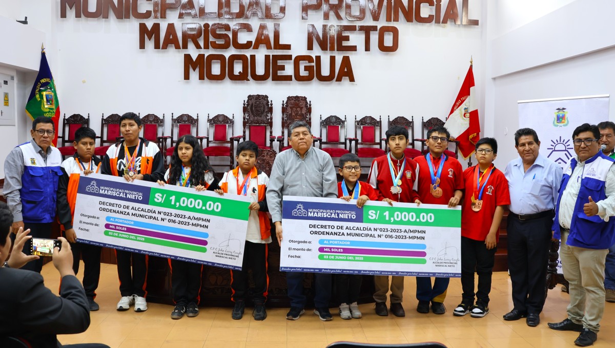 Como parte de su política de impulso al deporte y respaldo a los talentos juveniles, la Municipalidad Provincial de Mariscal Nieto realizó este martes 03 de junio la entrega de apoyo económico a nueve jóvenes ajedrecistas moqueguanos, quienes participarán en el Campeonato Nacional de Ajedrez 2025, a desarrollarse del 5 al 7 de junio en la ciudad de Lima.