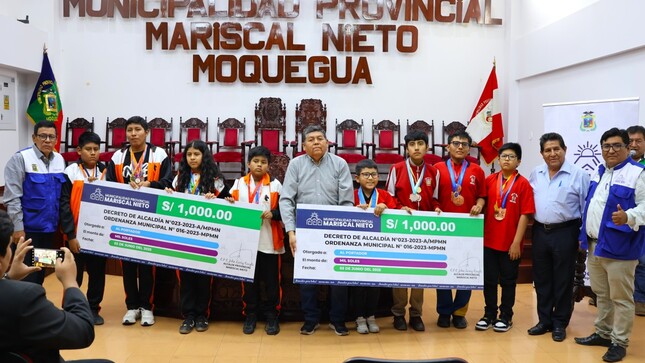 Como parte de su política de impulso al deporte y respaldo a los talentos juveniles, la Municipalidad Provincial de Mariscal Nieto realizó este martes 03 de junio la entrega de apoyo económico a nueve jóvenes ajedrecistas moqueguanos, quienes participarán en el Campeonato Nacional de Ajedrez 2025, a desarrollarse del 5 al 7 de junio en la ciudad de Lima.