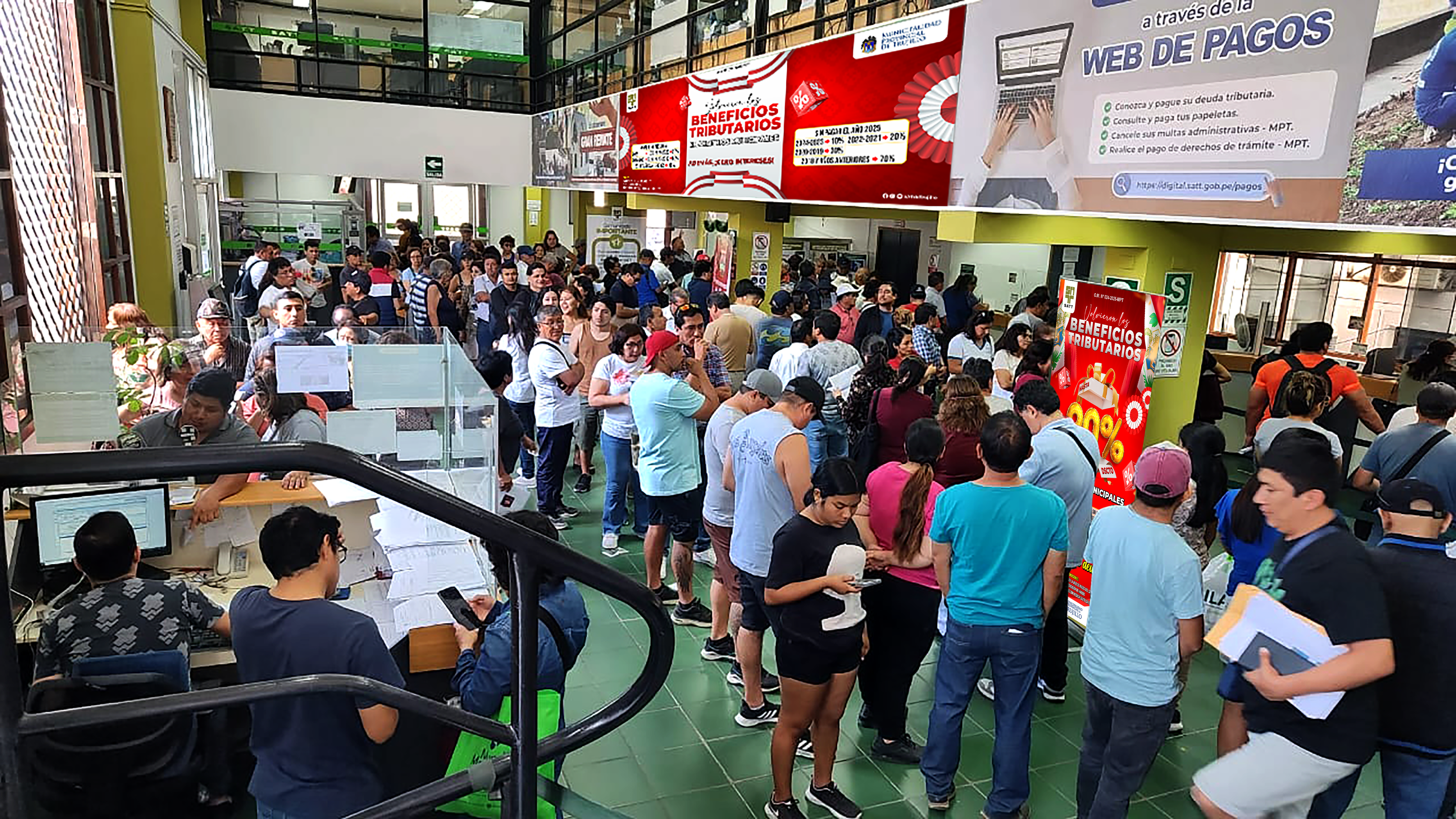foto de gente en la sede principal del SATT aprovechando los descuentos