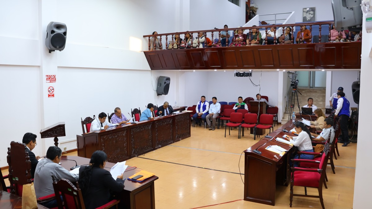 En sesión ordinaria del Concejo Municipal, se aprobó por unanimidad la Ordenanza Municipal que aprueba el Plan Específico de la Asociación de Vivienda Nuevo Amanecer Copacabana I Etapa, ubicada en el distrito de San Antonio, generando una gran algarabía entre las familias beneficiarias que estuvieron presentes en la sesión.