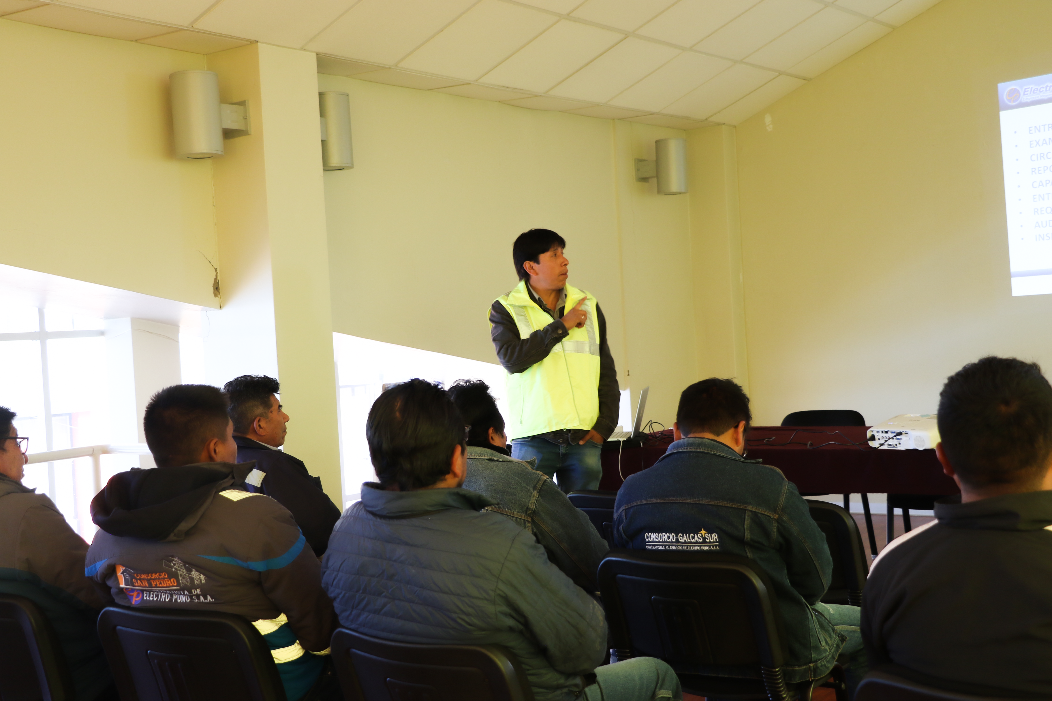 Electro Puno refuerza su compromiso con la seguridad y el medio ambiente en reunión con contratistas