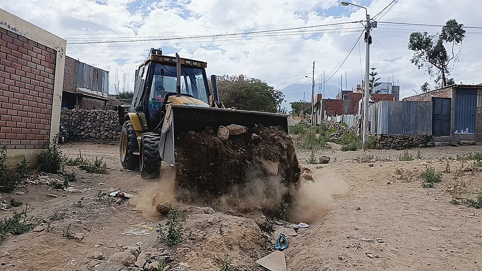La Municipalidad Distrital de Paucarpata continúa mejorando la transitabilidad en zonas que lo necesitan.
Mediante trabajos de nivelación y perfilado, se viene acondicionando las vías no asfaltadas para brindar seguridad y mejores condiciones de acceso a nuestros vecinos.
¡Seguimos trabajando por un distrito más ordenado y accesible!
#Paucarpata #ObrasQueUnen #MantenimientoVial #JuntosPorPaucarpata #MásObrasParaPaucarpata