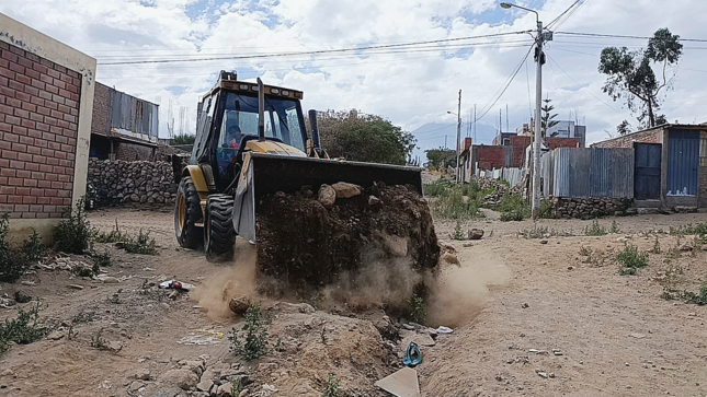 La Municipalidad Distrital de Paucarpata continúa mejorando la transitabilidad en zonas que lo necesitan.
Mediante trabajos de nivelación y perfilado, se viene acondicionando las vías no asfaltadas para brindar seguridad y mejores condiciones de acceso a nuestros vecinos.
¡Seguimos trabajando por un distrito más ordenado y accesible!
#Paucarpata #ObrasQueUnen #MantenimientoVial #JuntosPorPaucarpata #MásObrasParaPaucarpata
