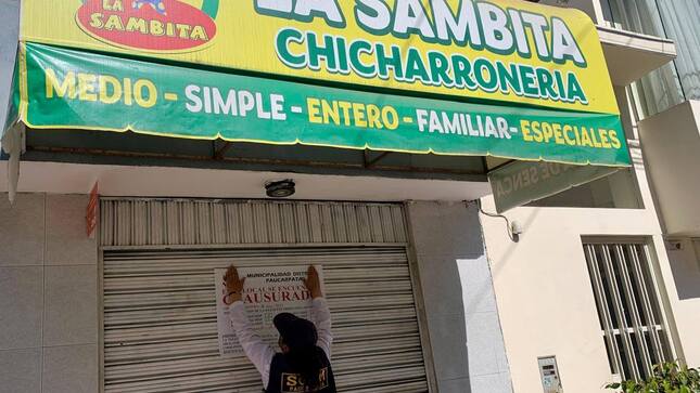 La Municipalidad de Paucarpata, a través de las áreas de Fiscalización, Seguridad Ciudadana y Gestión Ambiental, clausuró 4 restaurantes durante una visita inopinada por incumplir normas de salubridad y seguridad.
En cumplimiento de las Ordenanzas N.º 021-2017-MDP y N.º 013-2010-MDP, se inspeccionaron 12 restaurantes en la Urb. Manuel Prado y Av. Kennedy. Se detectaron serias deficiencias en 4 locales, como la falta de carnet de sanidad, licencia de funcionamiento, certificado ITSE, señalización, presencia de utensilios en mal estado y residuos mal dispuestos.
Estas visitas buscan prevenir riesgos a la salud pública y dar a los locales un plazo de 5 días para levantar las observaciones. Además, se brindaron recomendaciones sobre manipulación y conservación de alimentos, orden y vestimenta del personal.
Seguiremos reforzando estas acciones para asegurar que los restaurantes y locales donde manejen alimentos, operen bajo condiciones adecuadas, protegiendo así la salud y seguridad de nuestros vecinos.
#paucarpataordenada #MunicipalidadDePaucarpata #operativo 
#UnidosParaTransformar #Fiscalización #paucarpatafiscaliza