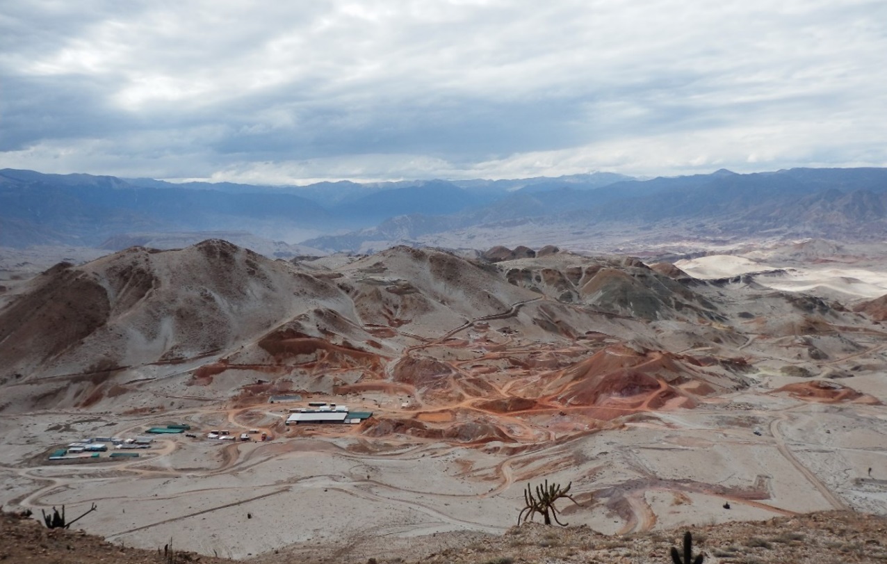 Geología en los alrededores del yacimiento Los Calatos, secuencias de la Formación Jaguay-Sotillo. Se observa zona lixiviada.