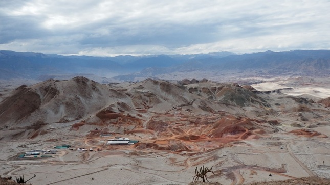 Geología en los alrededores del yacimiento Los Calatos, secuencias de la Formación Jaguay-Sotillo. Se observa zona lixiviada.